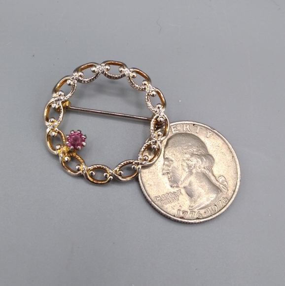 Gold tone Filigree Rhinestone Wreath Circle Brooch Pin Vintage - Picture 9 of 10